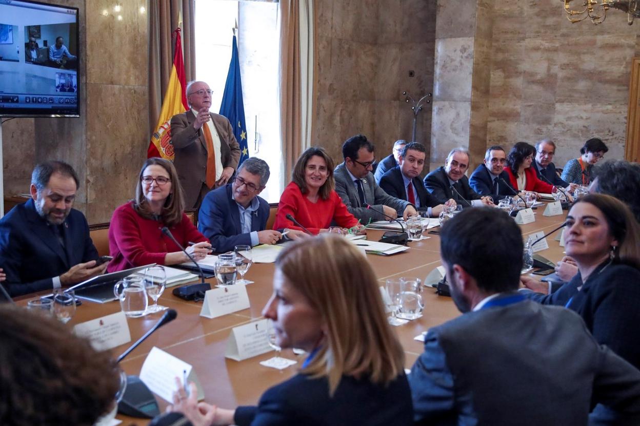 Teresa Ribero (de rojo) y Hugo Alfonso Morán (tercero por la izquierda) dirigen la reunión con los consejeros de las comunidades autónomas. 