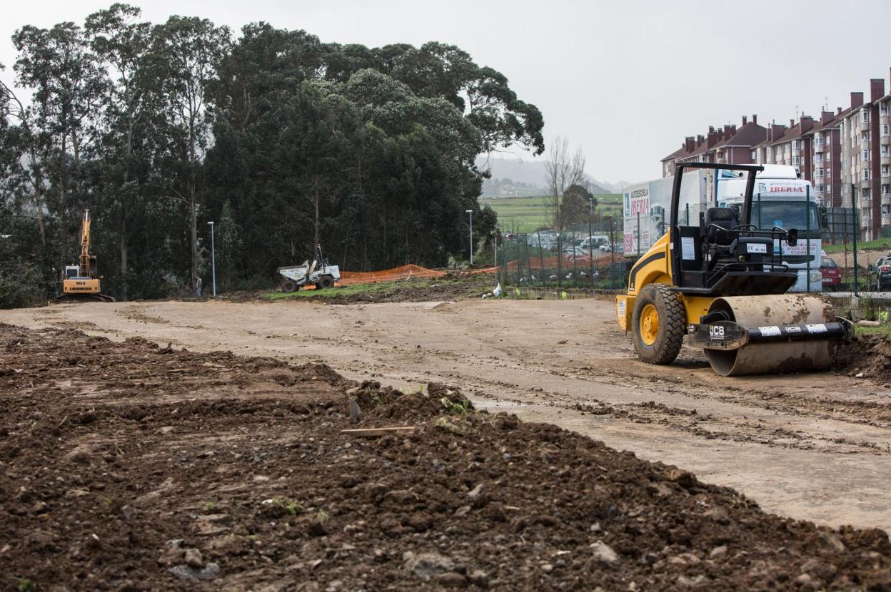 Las máquinas ya trabajan sobre el terreno para crear dos nuevos centenares de plazas de aparcamiento en La Luz. 