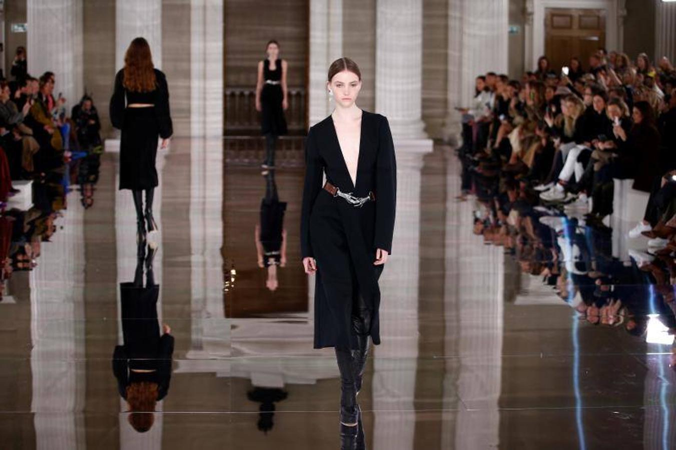 En su colección de otoño-invierno 2020/21, Victoria Beckham ha rendido homenaje a la tradición y al desafío de las reglas de estilo convencionales. La diseñadora y ex Spice Girl, apostó en esta Semana de la Moda de Londres por vestidos negros, botas de plataforma, faldas combinadas, jerséis con llamativos diseños en las mangas y colores cantosos. Victoria deslumbró también con su look compuesto por unos pantalones palazzo negros y una camisa blanca, un binomio que nunca pasará de moda.