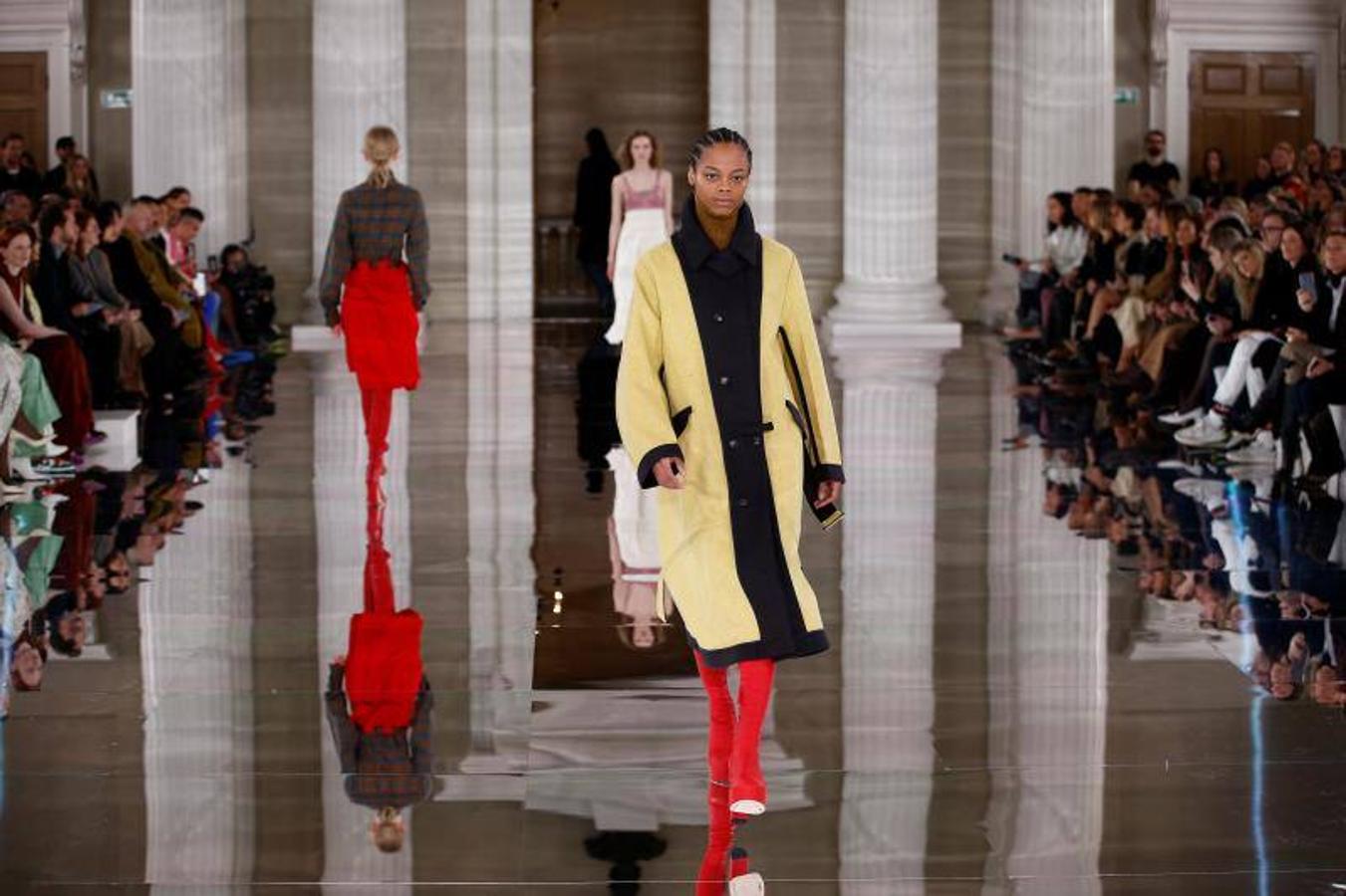 En su colección de otoño-invierno 2020/21, Victoria Beckham ha rendido homenaje a la tradición y al desafío de las reglas de estilo convencionales. La diseñadora y ex Spice Girl, apostó en esta Semana de la Moda de Londres por vestidos negros, botas de plataforma, faldas combinadas, jerséis con llamativos diseños en las mangas y colores cantosos. Victoria deslumbró también con su look compuesto por unos pantalones palazzo negros y una camisa blanca, un binomio que nunca pasará de moda.