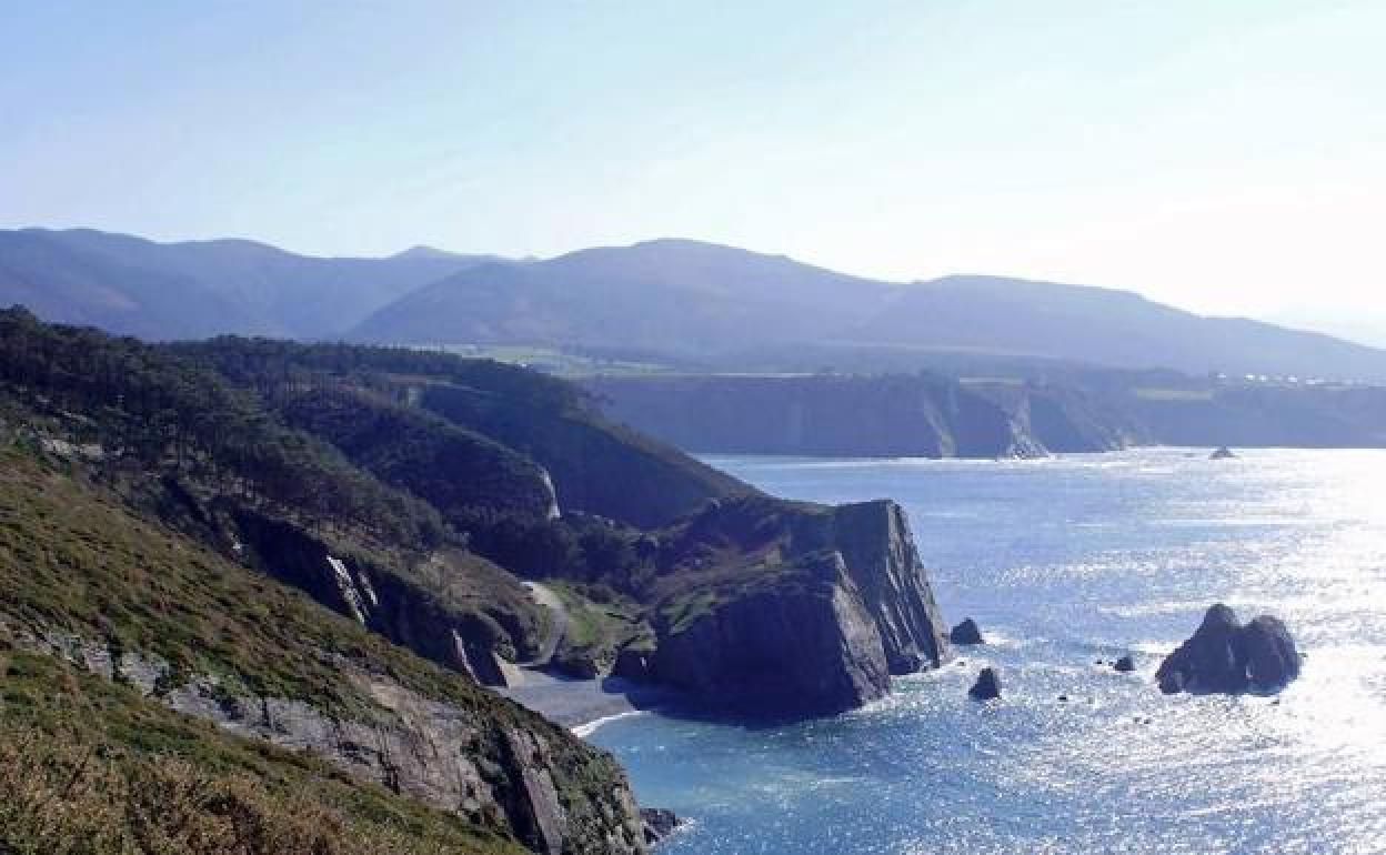Detienen a dos furtivos con 20 kilos de oricios y percebes en el Cabo Busto