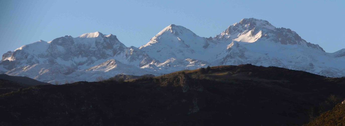 La travesía en globo sobre los Picos de Europa dejó este miércoles unas imágenes espectaculares. Una decena de participantes, procedentes de distintos puntos de España, participaron en esta prueba que se volvía a celebrar después de treinta años.