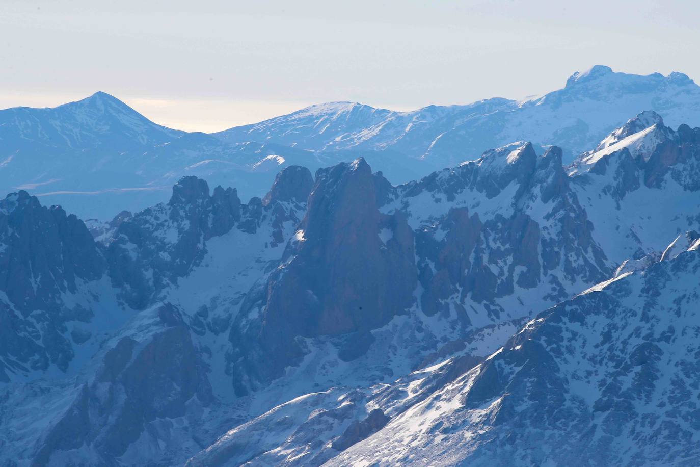 La travesía en globo sobre los Picos de Europa dejó este miércoles unas imágenes espectaculares. Una decena de participantes, procedentes de distintos puntos de España, participaron en esta prueba que se volvía a celebrar después de treinta años.