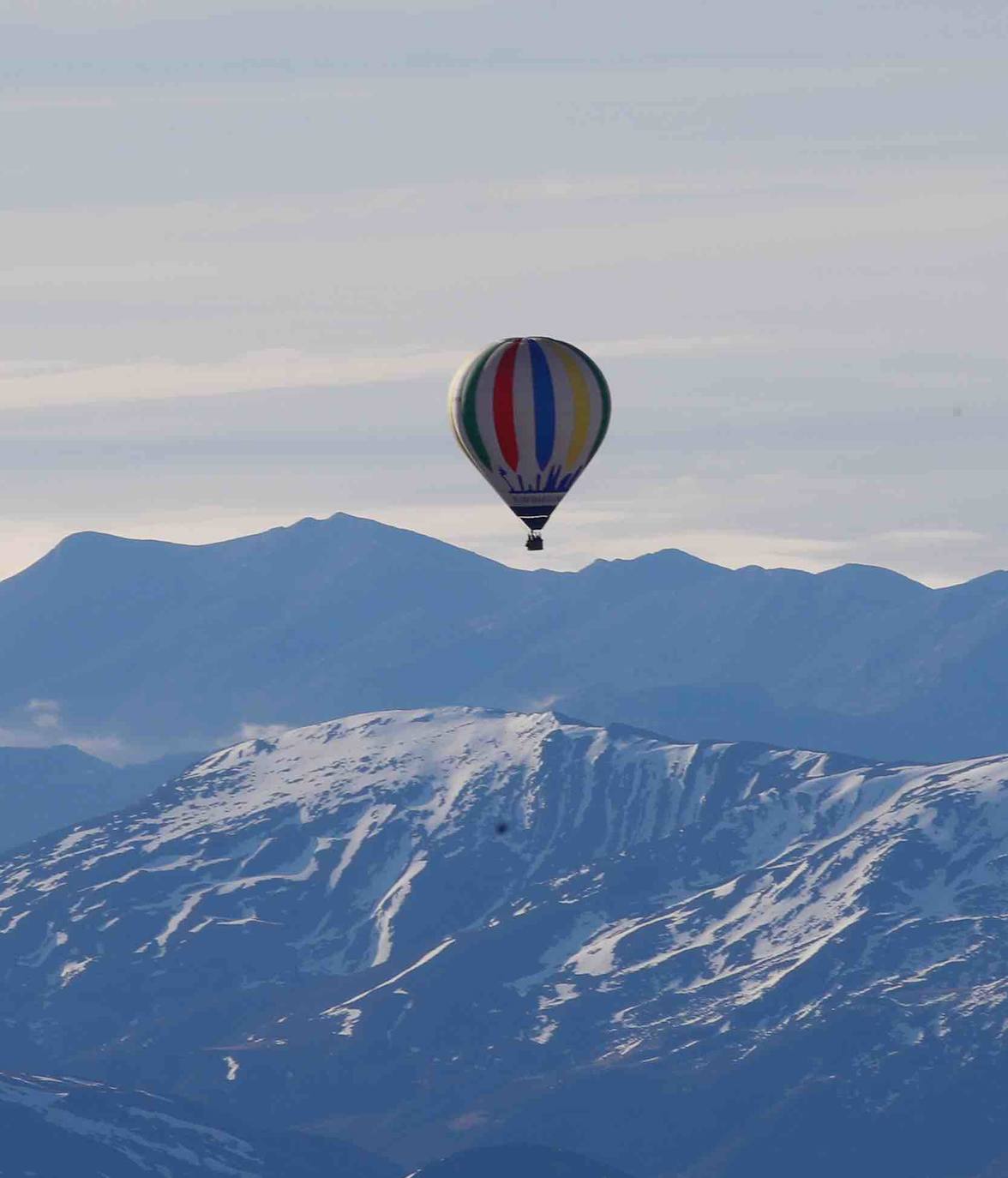 La travesía en globo sobre los Picos de Europa dejó este miércoles unas imágenes espectaculares. Una decena de participantes, procedentes de distintos puntos de España, participaron en esta prueba que se volvía a celebrar después de treinta años.