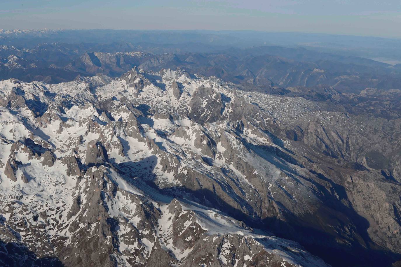La travesía en globo sobre los Picos de Europa dejó este miércoles unas imágenes espectaculares. Una decena de participantes, procedentes de distintos puntos de España, participaron en esta prueba que se volvía a celebrar después de treinta años.