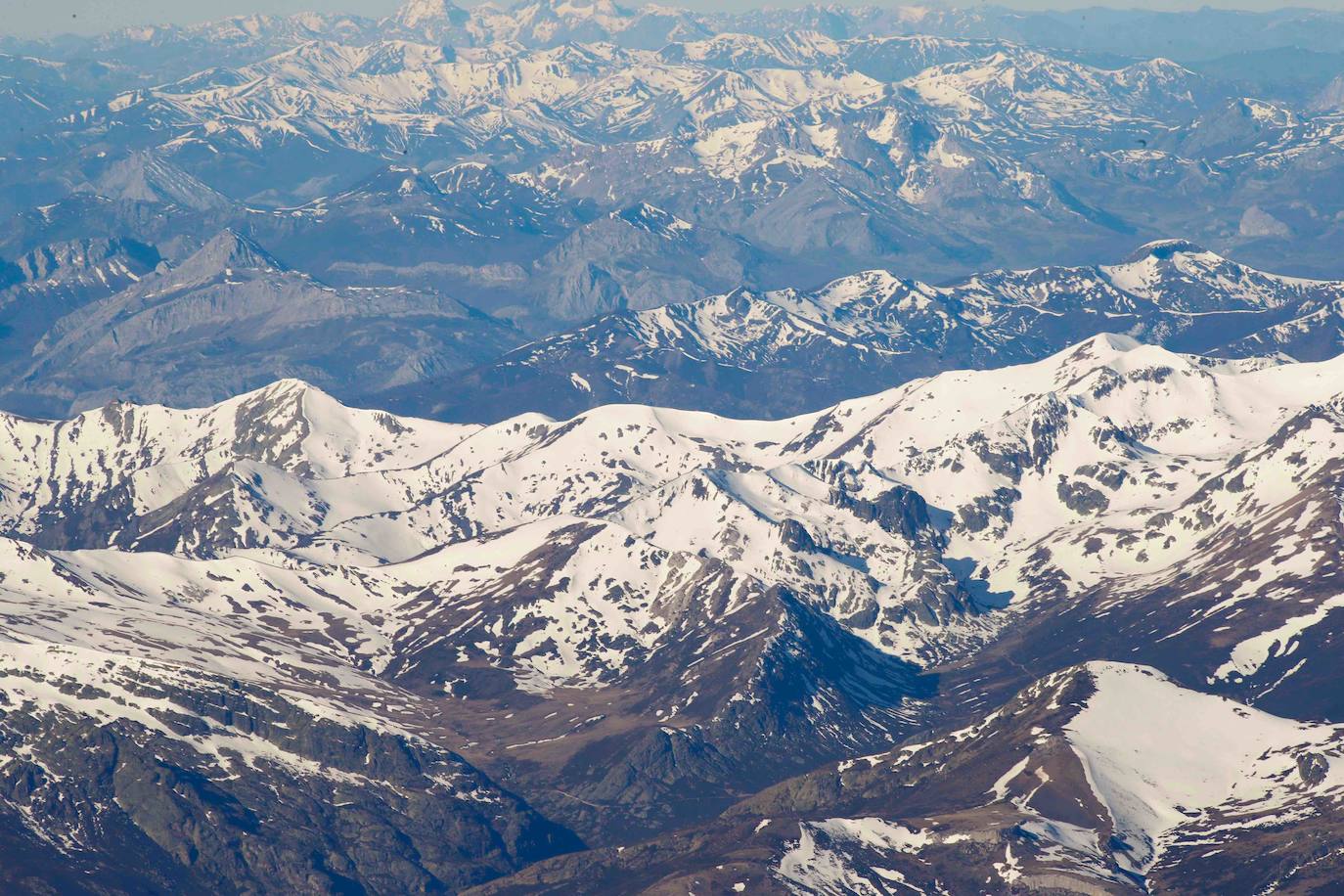 La travesía en globo sobre los Picos de Europa dejó este miércoles unas imágenes espectaculares. Una decena de participantes, procedentes de distintos puntos de España, participaron en esta prueba que se volvía a celebrar después de treinta años.