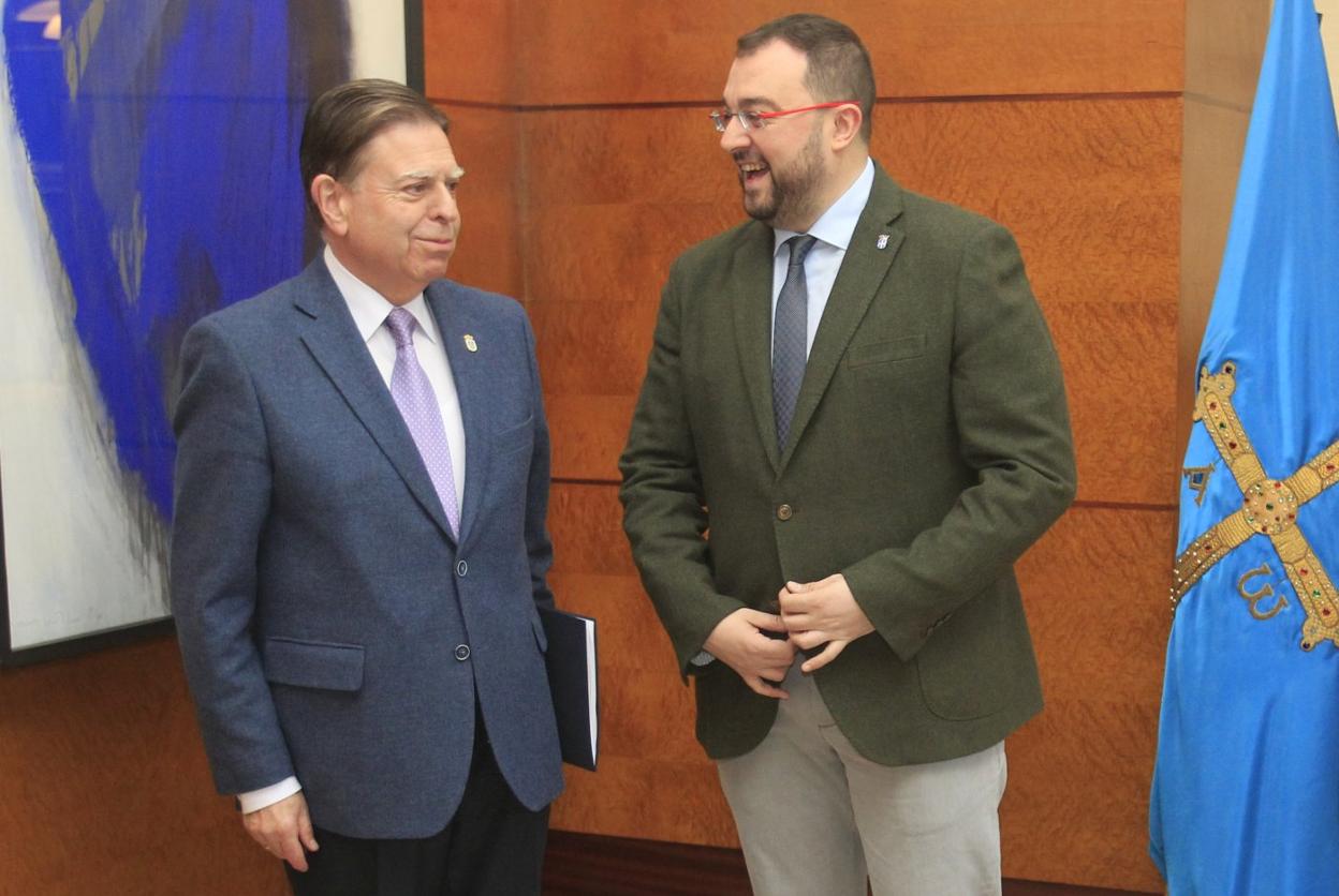 Alfredo Canteli y Adrián Barbón minutos antes de la reunión que mantuvieron ayer en el palacete de Suárez de la Riva. 