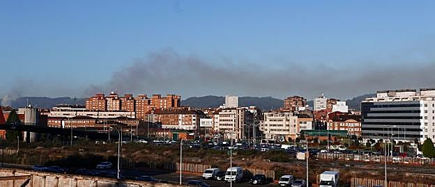 La nube procedente de las baterías de cok de Arcelor fue visible en toda la zona oeste de la ciudad en la mañana de ayer. 