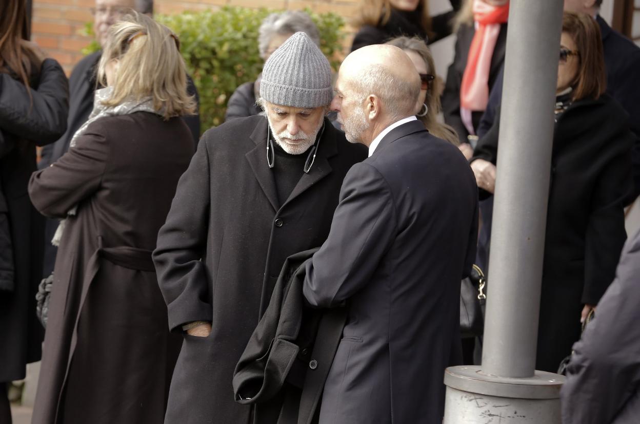 Paco y Plácido Arango, en el cementerio. 