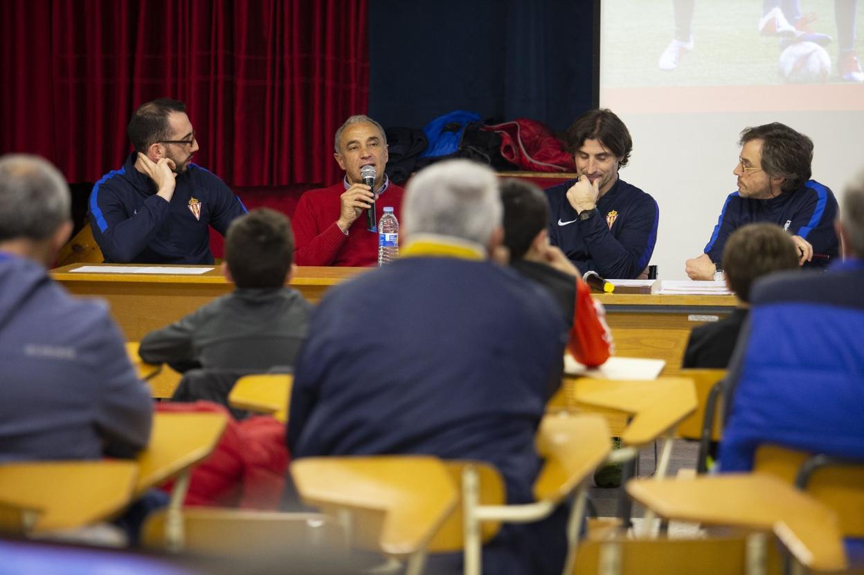 Joaquín Alonso, flanqueado por Diego Fuertes, Caco Morán y Ángel Legaspe, durante el coloquio de la Fundación en Luarca. 