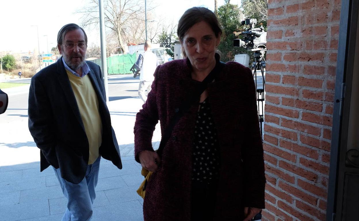 Los hijos del exministro, Fernando y Clara Morán Calvo-Sotelo, a su llegada al tanatorio.