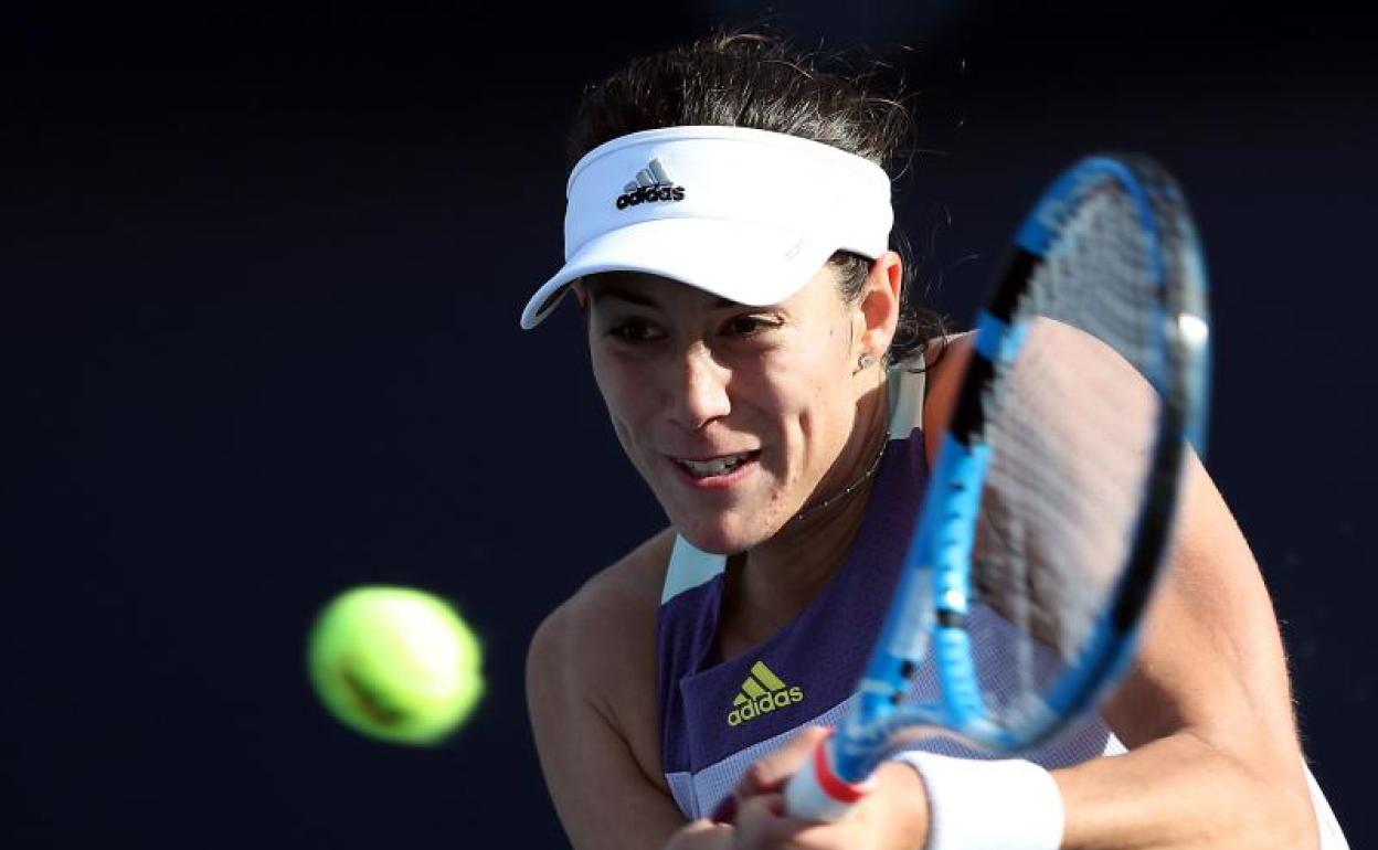 Garbiñe Muguruza golpea la bola. 