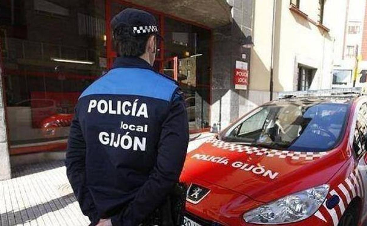 Detenido un conductor tras chocar contra varios vehículos y dar positivo en drogas en Gijón