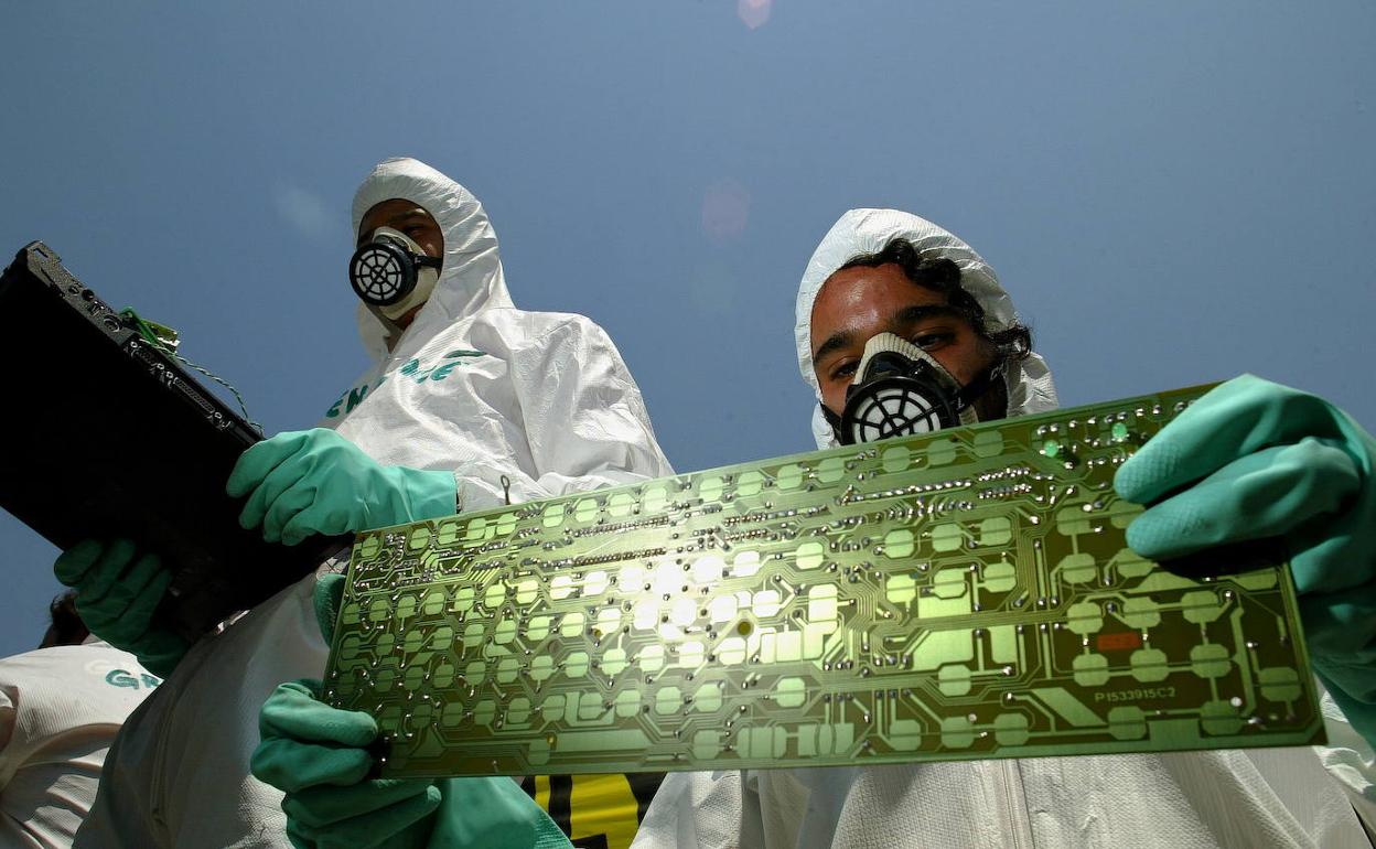 ¿Qué pasa cuando tiramos los aparatos eléctricos y electrónicos?