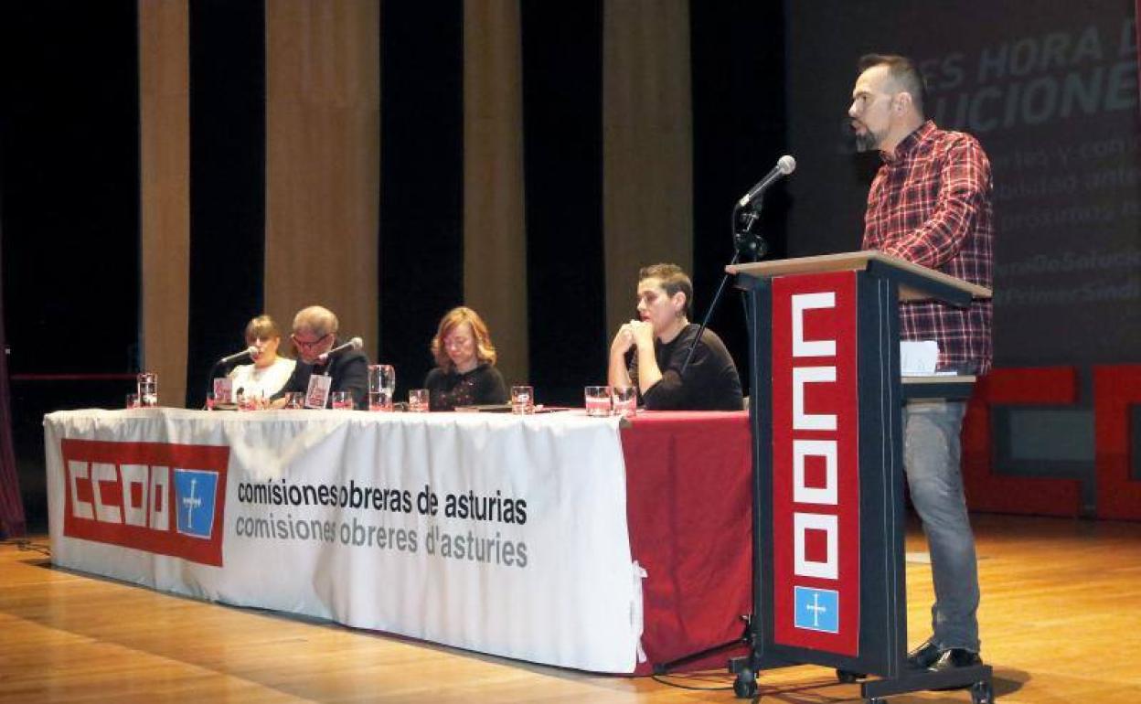 Un instante de la Asamblea de CC OO con delegados de Gijón. 