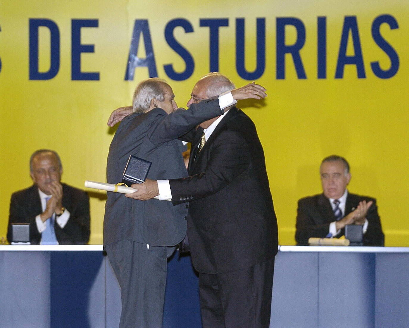 El avilesino Fernando Morán, ministro de Asuntos Exteriores entre los años 1982 y 1985, ha muerto a los 93 años en Madrid.