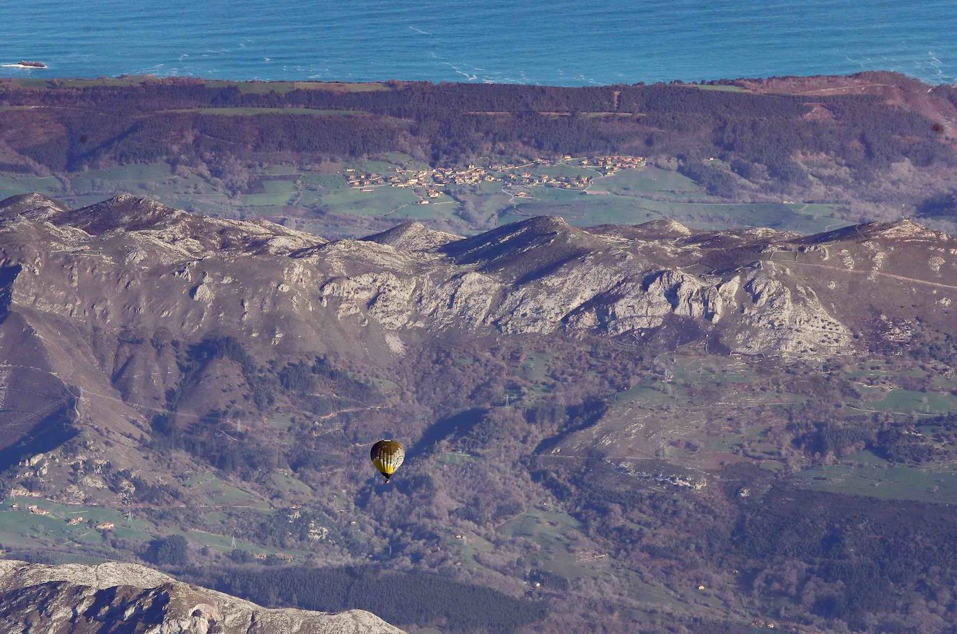 La 'Travesía en globo Picos de Europa 2020' dejó imágenes espectaculares. Tomaron parte una decena de participantes, procedentes de distintos puntos de España.