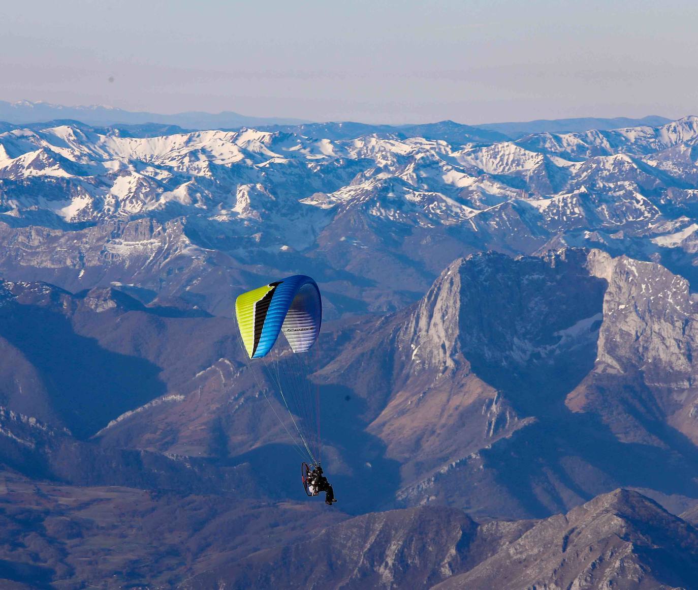 La 'Travesía en globo Picos de Europa 2020' dejó imágenes espectaculares. Tomaron parte una decena de participantes, procedentes de distintos puntos de España.