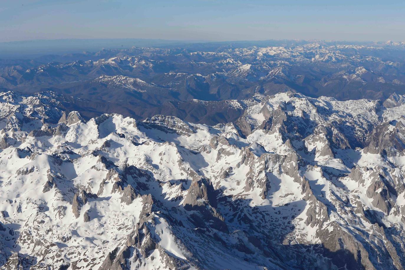 La 'Travesía en globo Picos de Europa 2020' dejó imágenes espectaculares. Tomaron parte una decena de participantes, procedentes de distintos puntos de España.