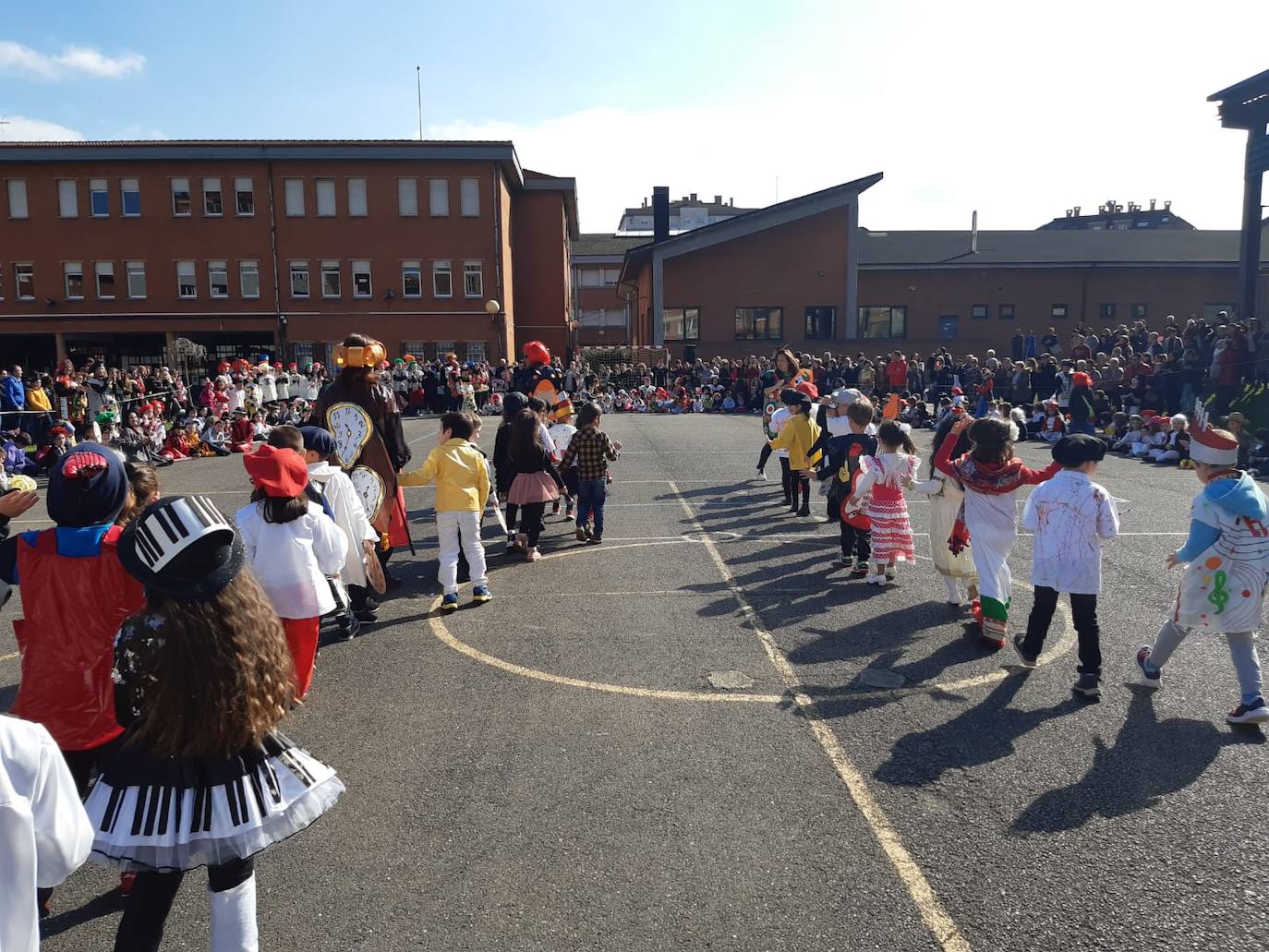 Algunos centros como los de infantil de San Eutiquio, El Bibio, Gloria Fuertes, Jovellanos, Severo Ochoa o San Vicente de Paúl hicieron que los más pequeños disfrutaran de una jornada especial