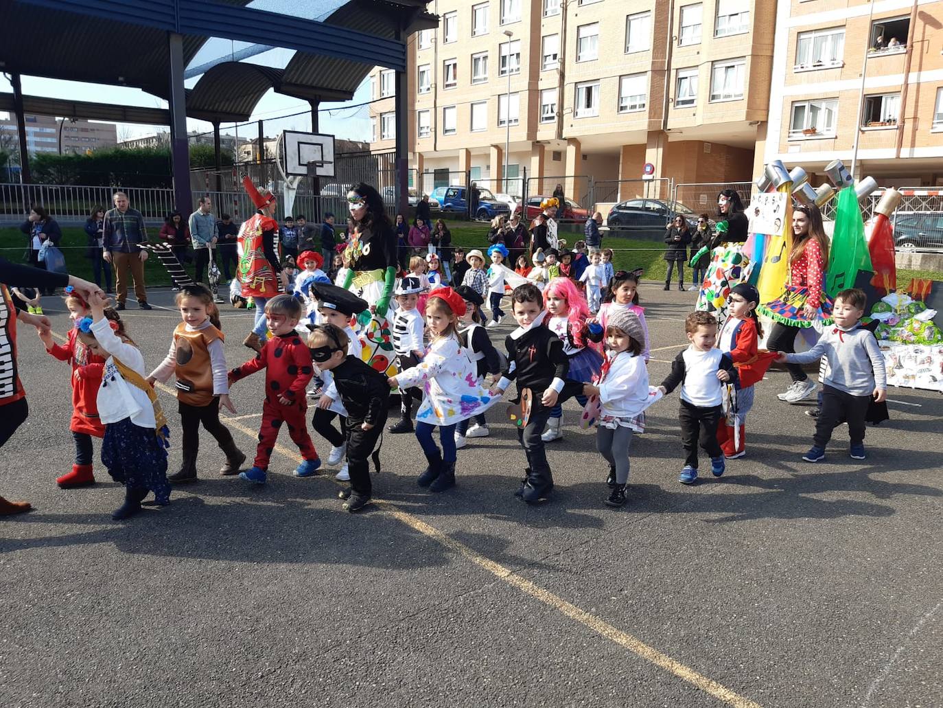 Algunos centros como los de infantil de San Eutiquio, El Bibio, Gloria Fuertes, Jovellanos, Severo Ochoa o San Vicente de Paúl hicieron que los más pequeños disfrutaran de una jornada especial