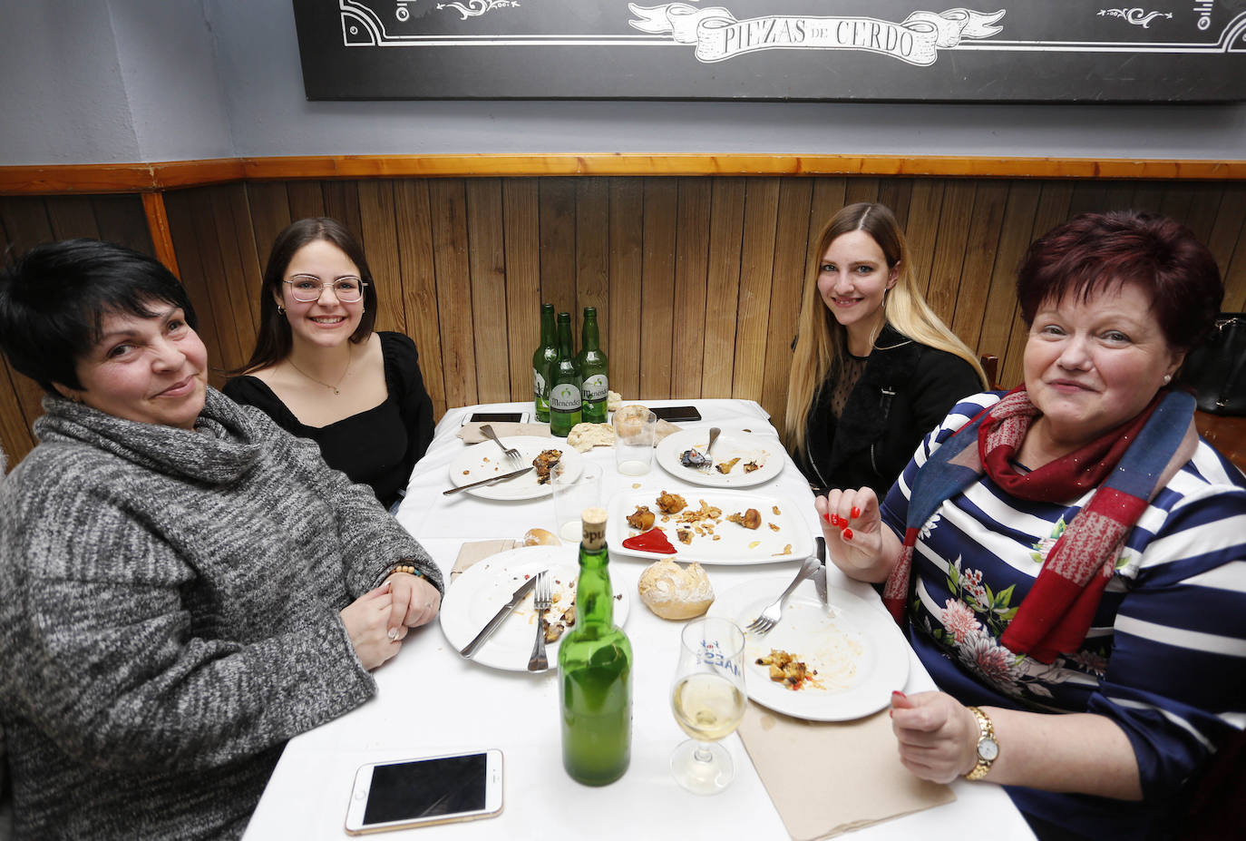 Con mucha antelación, grupos de gijonesas hace semanas que se reunieron para determinar dónde cenar la noche de Les Comadres.