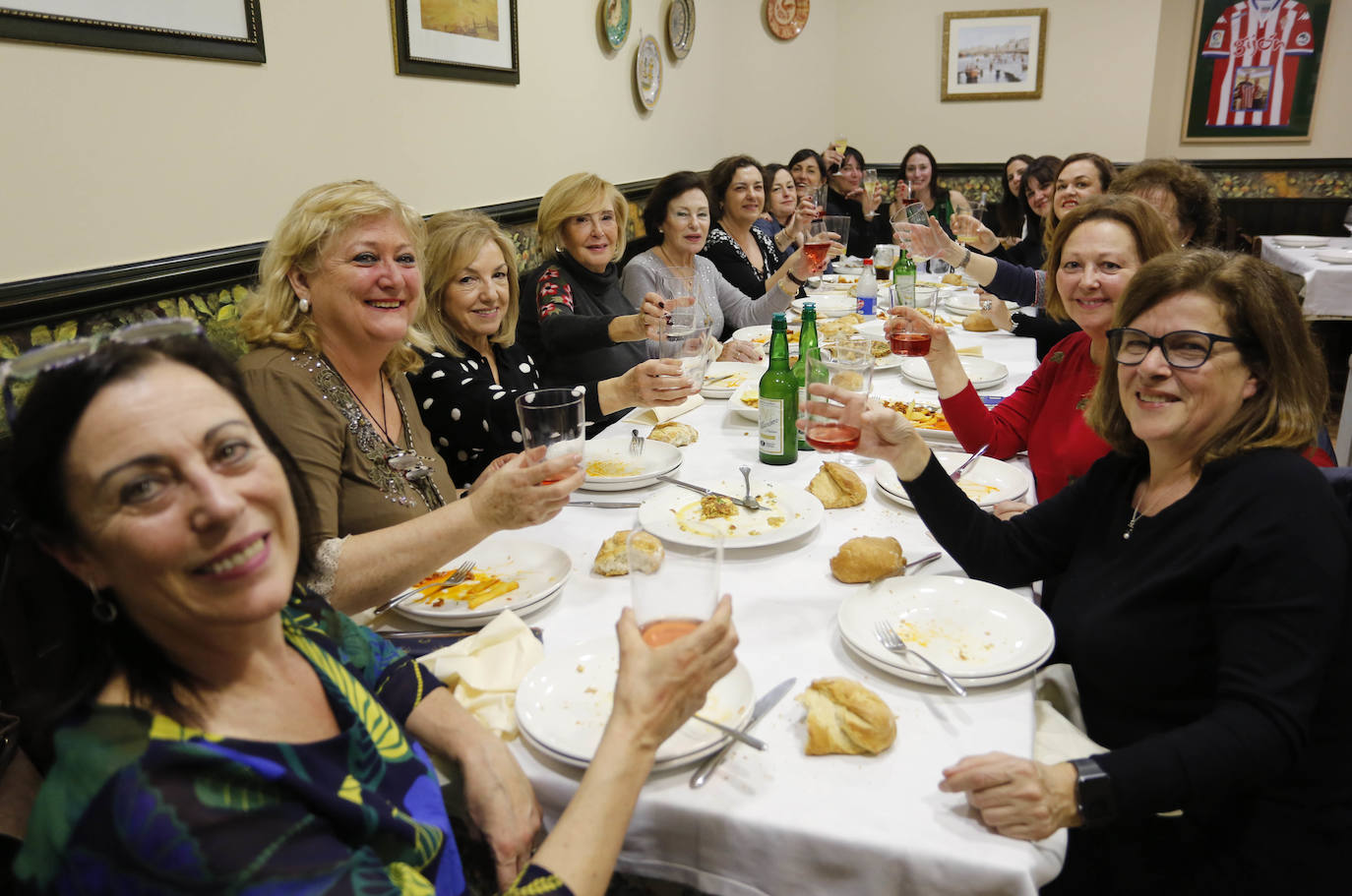 Con mucha antelación, grupos de gijonesas hace semanas que se reunieron para determinar dónde cenar la noche de Les Comadres.