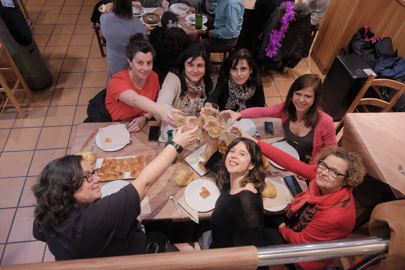 Con mucha antelación, grupos de gijonesas hace semanas que se reunieron para determinar dónde cenar la noche de Les Comadres.