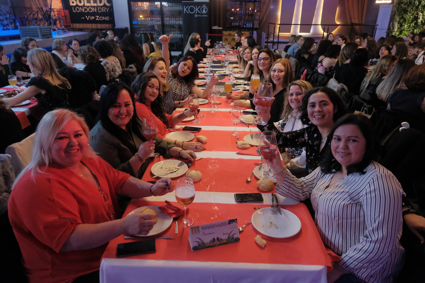 Con mucha antelación, grupos de gijonesas hace semanas que se reunieron para determinar dónde cenar la noche de Les Comadres.