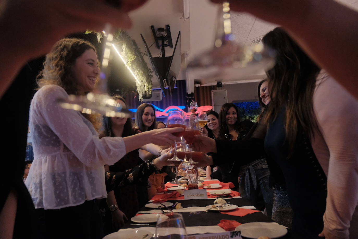 Con mucha antelación, grupos de gijonesas hace semanas que se reunieron para determinar dónde cenar la noche de Les Comadres.