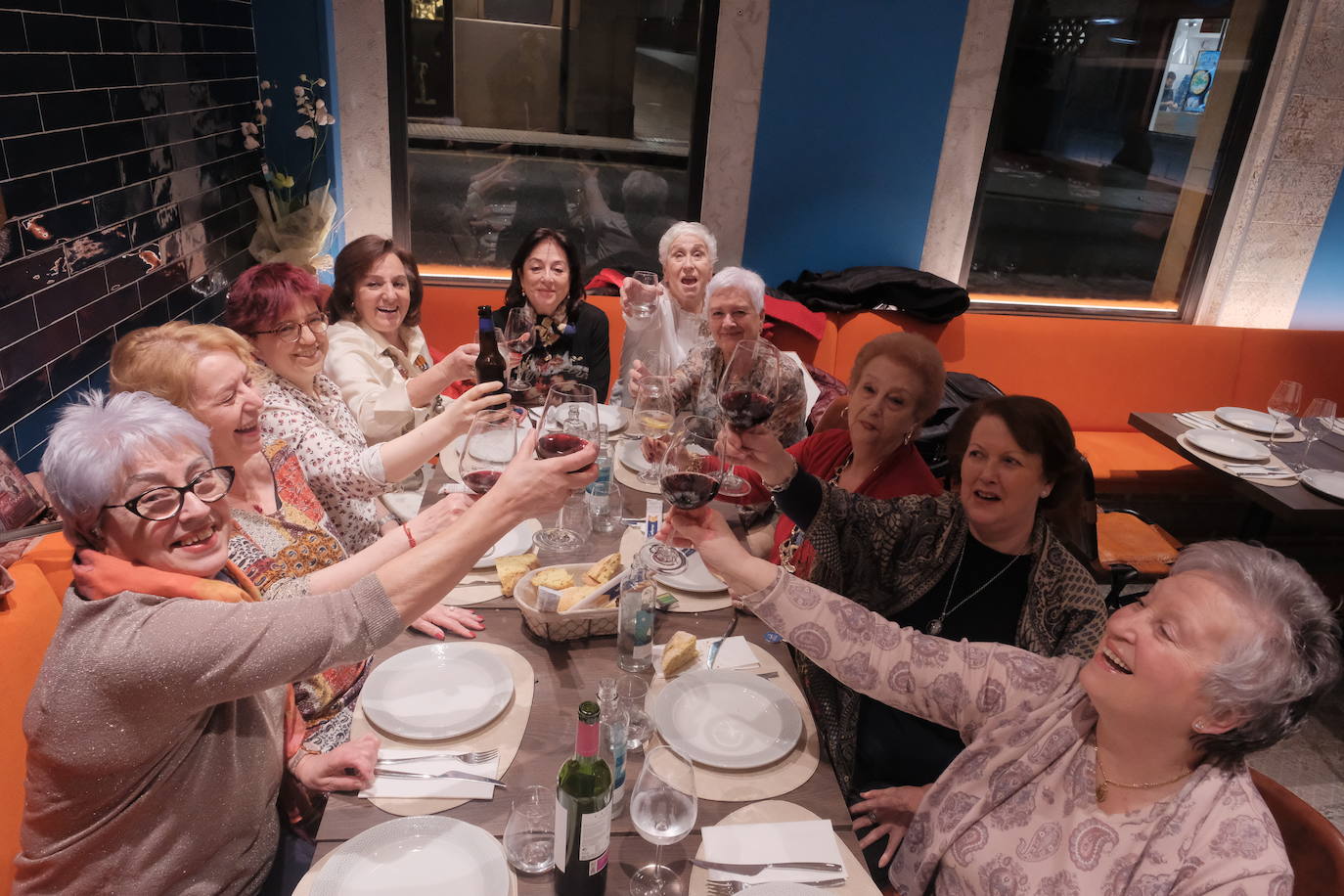 Con mucha antelación, grupos de gijonesas hace semanas que se reunieron para determinar dónde cenar la noche de Les Comadres.