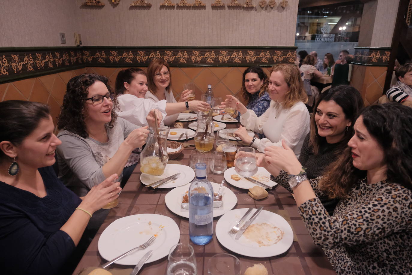 Con mucha antelación, grupos de gijonesas hace semanas que se reunieron para determinar dónde cenar la noche de Les Comadres.