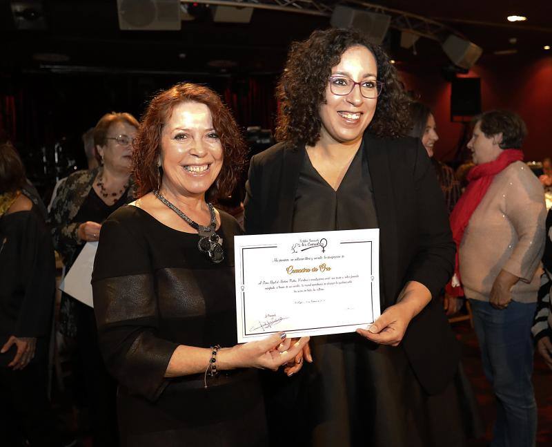 De origen marroquí, pero afincada en Barcelona, la escritora Najat El Hachmi recibió ayer el premio a la Comadre de Oro que entrega la Tertulia Feminista Les Comadres desde hace 34 años.