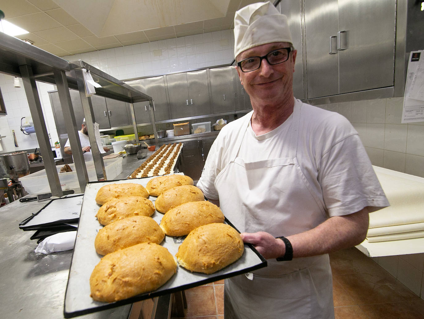  Las panaderías de la Pola elaboran los productos típicos de Comadres