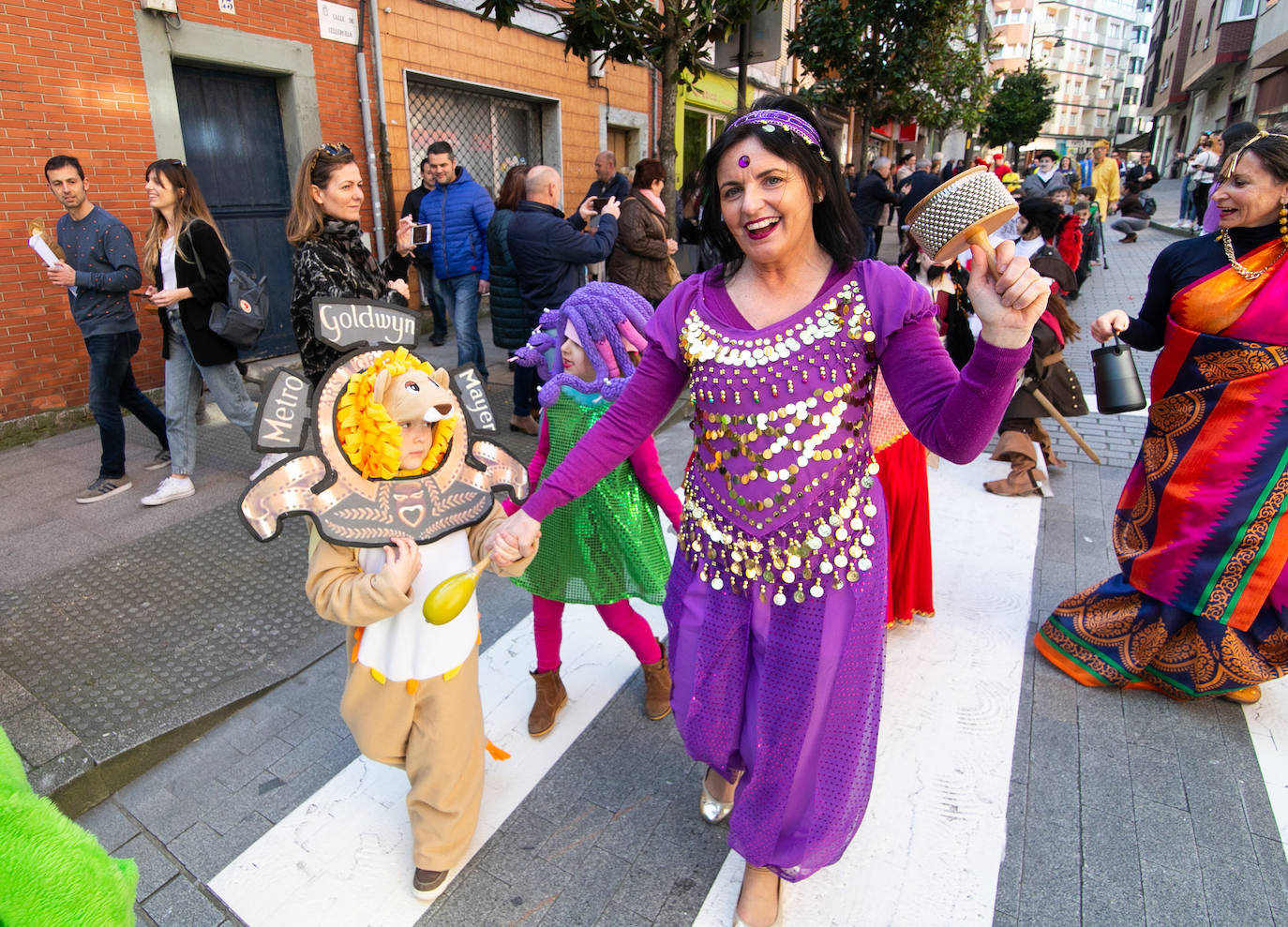 Los alumnos del colegio Peña Careses de Siero han lucido sus mejores galas para participar en el tradicional Desfile de Comadres. 