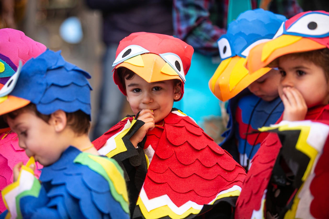 Los alumnos del colegio Peña Careses de Siero han lucido sus mejores galas para participar en el tradicional Desfile de Comadres. 
