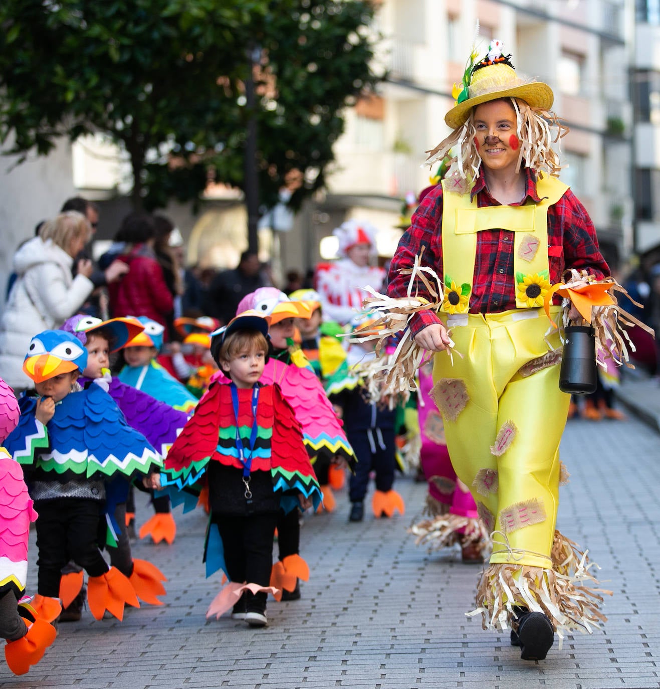 Los alumnos del colegio Peña Careses de Siero han lucido sus mejores galas para participar en el tradicional Desfile de Comadres. 