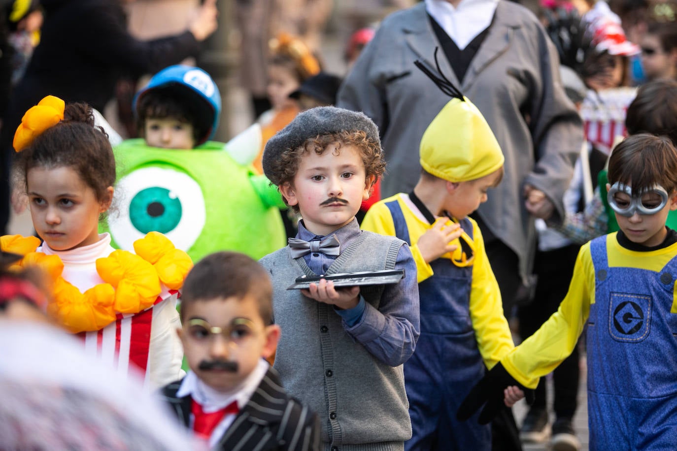 Los alumnos del colegio Peña Careses de Siero han lucido sus mejores galas para participar en el tradicional Desfile de Comadres. 