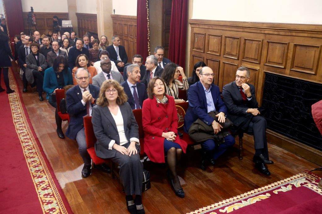 El rector, Santiago García Granda, ha presidido esta mañana, en el Paraninfo del Edificio Histórico, el Acto de Toma de Posesión «Rector Alas» de 132 miembros de la comunidad universitaria: 57 catedráticos y catedráticas de universidad, 49 profesores y profesoras titulares de universidad, 25 personas del Personal de Administración y Servicios y un cargo académico.