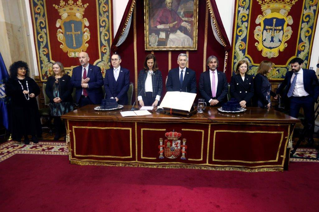 El rector, Santiago García Granda, ha presidido esta mañana, en el Paraninfo del Edificio Histórico, el Acto de Toma de Posesión «Rector Alas» de 132 miembros de la comunidad universitaria: 57 catedráticos y catedráticas de universidad, 49 profesores y profesoras titulares de universidad, 25 personas del Personal de Administración y Servicios y un cargo académico.