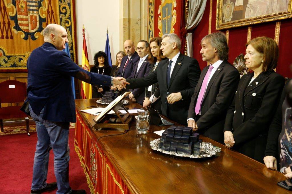 El rector, Santiago García Granda, ha presidido esta mañana, en el Paraninfo del Edificio Histórico, el Acto de Toma de Posesión «Rector Alas» de 132 miembros de la comunidad universitaria: 57 catedráticos y catedráticas de universidad, 49 profesores y profesoras titulares de universidad, 25 personas del Personal de Administración y Servicios y un cargo académico.