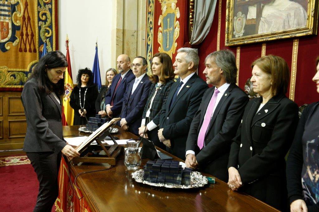 El rector, Santiago García Granda, ha presidido esta mañana, en el Paraninfo del Edificio Histórico, el Acto de Toma de Posesión «Rector Alas» de 132 miembros de la comunidad universitaria: 57 catedráticos y catedráticas de universidad, 49 profesores y profesoras titulares de universidad, 25 personas del Personal de Administración y Servicios y un cargo académico.