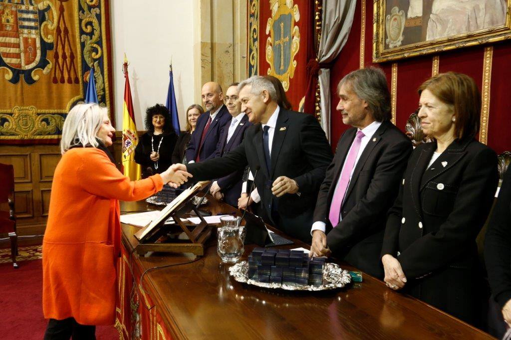 El rector, Santiago García Granda, ha presidido esta mañana, en el Paraninfo del Edificio Histórico, el Acto de Toma de Posesión «Rector Alas» de 132 miembros de la comunidad universitaria: 57 catedráticos y catedráticas de universidad, 49 profesores y profesoras titulares de universidad, 25 personas del Personal de Administración y Servicios y un cargo académico.