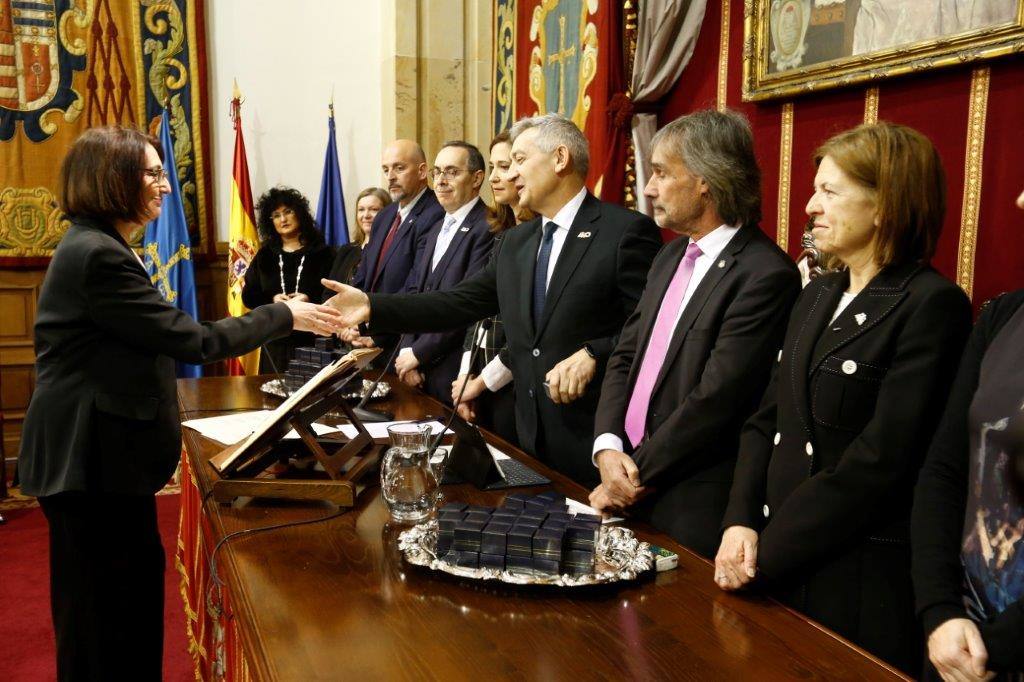 El rector, Santiago García Granda, ha presidido esta mañana, en el Paraninfo del Edificio Histórico, el Acto de Toma de Posesión «Rector Alas» de 132 miembros de la comunidad universitaria: 57 catedráticos y catedráticas de universidad, 49 profesores y profesoras titulares de universidad, 25 personas del Personal de Administración y Servicios y un cargo académico.