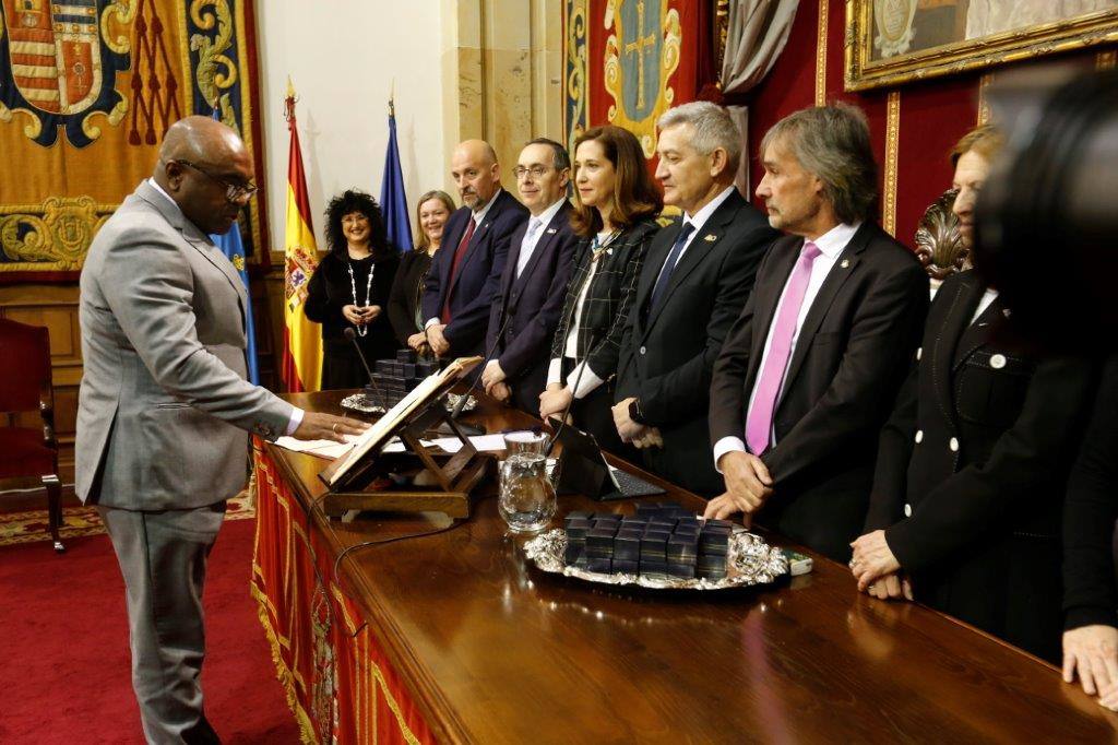 El rector, Santiago García Granda, ha presidido esta mañana, en el Paraninfo del Edificio Histórico, el Acto de Toma de Posesión «Rector Alas» de 132 miembros de la comunidad universitaria: 57 catedráticos y catedráticas de universidad, 49 profesores y profesoras titulares de universidad, 25 personas del Personal de Administración y Servicios y un cargo académico.