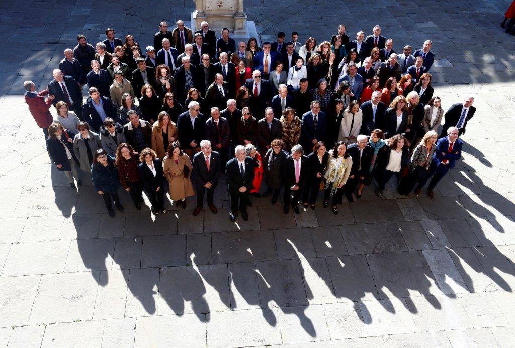 El rector, Santiago García Granda, ha presidido esta mañana, en el Paraninfo del Edificio Histórico, el Acto de Toma de Posesión «Rector Alas» de 132 miembros de la comunidad universitaria: 57 catedráticos y catedráticas de universidad, 49 profesores y profesoras titulares de universidad, 25 personas del Personal de Administración y Servicios y un cargo académico.