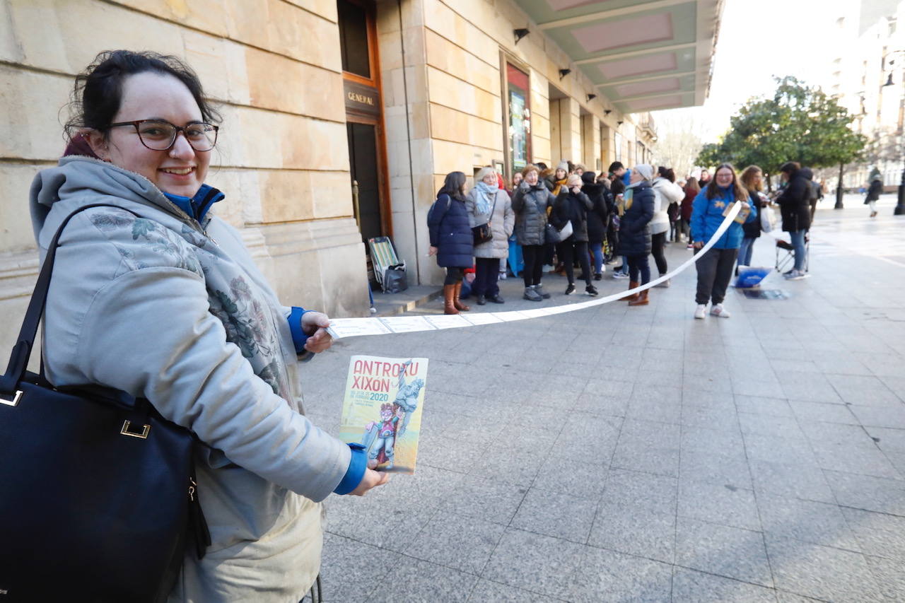 Fotos: Colas interminables para asegurarse un sitio en el concurso de charangas de Gijón