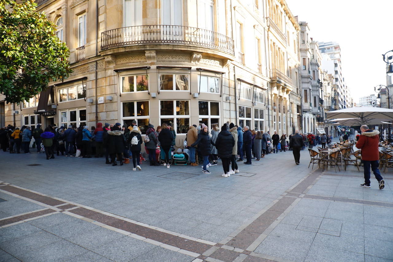 Fotos: Colas interminables para asegurarse un sitio en el concurso de charangas de Gijón