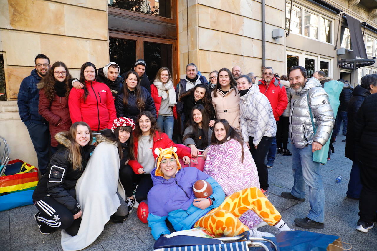 Fotos: Colas interminables para asegurarse un sitio en el concurso de charangas de Gijón