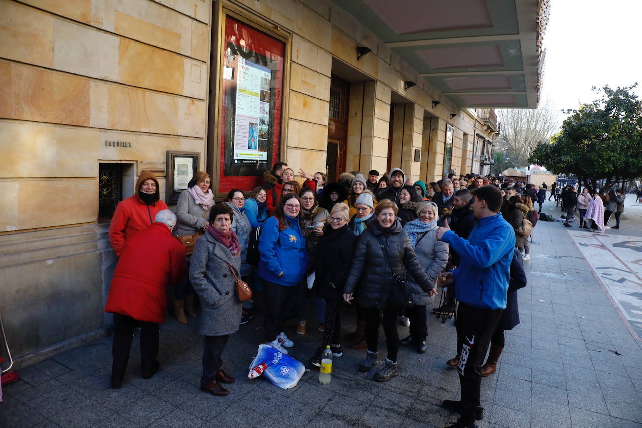 Fotos: Colas interminables para asegurarse un sitio en el concurso de charangas de Gijón